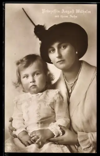 AK Prinzessin August Wilhelm von Preussen mit Hut hält ihren Sohn im Arm