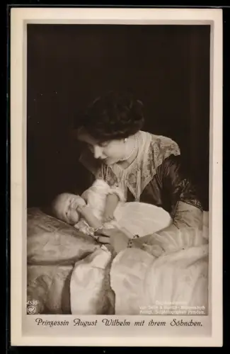 AK Prinzessin August Wilhelm von Preussen hätschelt ihr Söhnchen