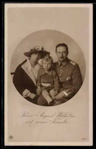 AK Prinz August Wilhelm von Preussen mit Gattin und Sohn