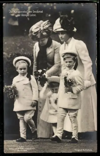 AK Die Kaiserenkel am Denkmal der Königin Luise
