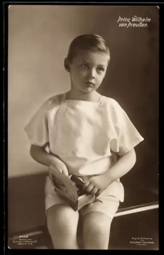 AK Prinz Wilhelm von Preussen mit Spielzeugkiste in der Hand
