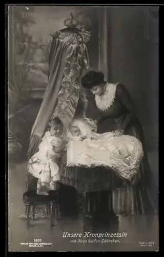 AK Kronprinzessin Cecilie von Preussen mit ihren beiden Söhnen an der Wiege