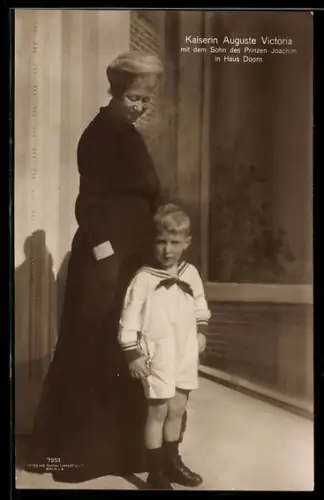 AK Kaiserin Auguste Victoria von Preussen mit d.Sohn d.Prinzen Joachim in Matrosenkleidung in Haus Doorn