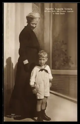 AK Kaiserin Auguste Victoria von Preussen mit d.Sohn d.Prinzen Joachim in Matrosenkleidung in Haus Doorn