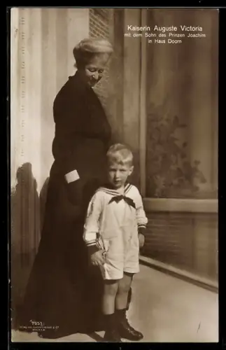 AK Kaiserin Auguste Victoria von Preussen mit d.Sohn d.Prinzen Joachim in Matrosenkleidung in Haus Doorn
