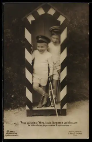 AK Prinz Wilhelm und Prinz Louis Ferdinand von Preussen mit Soldatenmütze und Gewehr