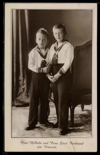 AK Prinz Wilhelm und Prinz Louis Ferdinand von Preussen, stehend am Sessel