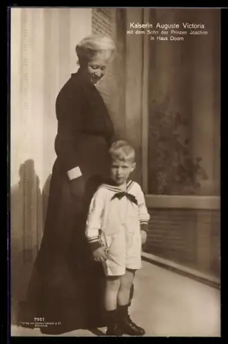 AK Kaiserin Auguste Victoria von Preussen mit d.Sohn d.Prinzen Joachim in Matrosenkleidung in Haus Doorn