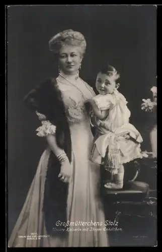 AK Kaiserin Auguste Victoria Königin von Preussen, Grossmütterchens Stolz, das Enkelchen
