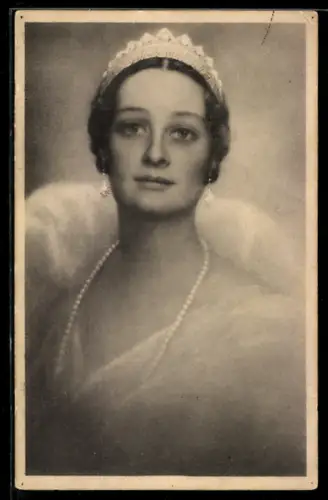 AK Astrid von Belgien, Portrait mit Perlenkette