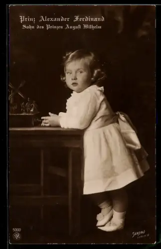 AK Prinz Alexander Ferdinand als Kleinkind im Kleidchen, mit Spielzeug-Windmühle