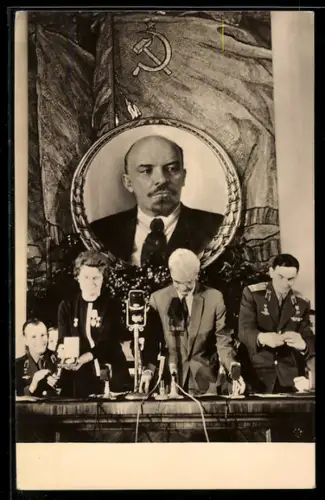 AK Valentina Tereschkowa und Valeri Bykowski werden mit der Ziolkowski-Medaille ausgezeichnet