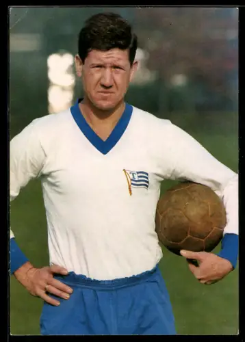AK Fussballspieler Horst Szymaniak posiert mit Fussball