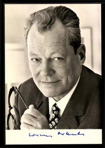 AK Portrait Dr. h. c. Willy Brandt, MdB, Bundeskanzler und Vorsitzender der SPD, Autograph