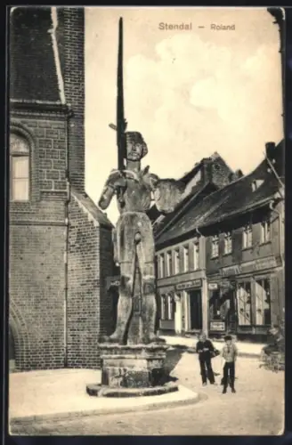 AK Stendal, Marienkirchstrasse mit Geschäften und Roland