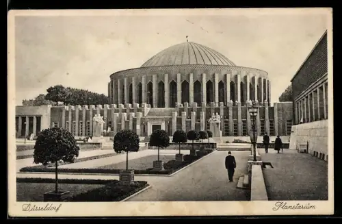 AK Düsseldorf, Planetarium, Gartenanlage mit Besuchern