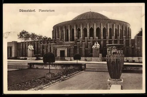 AK Düsseldorf, Planetarium, Gartenanlage im Aussenbereich