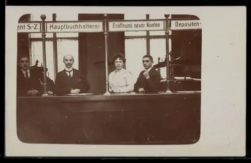 AK Mitarbeiter an Bankschaltern