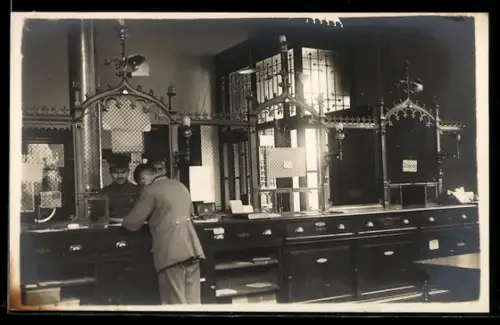 AK Menschen an Bankschaltern