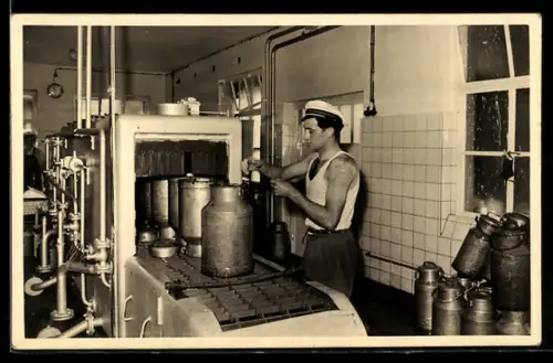 AK Arbeiter beim Befüllen von Milchkannen