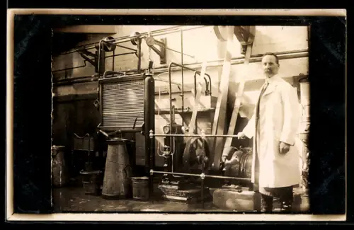 AK Fabrikarbeiter im Kittel bei Maschinen