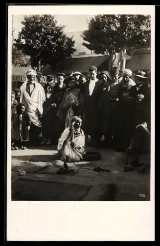 AK Orientalische Volkstypen, Schlangenbeschwörer auf einem Platz