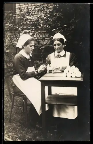 Foto-AK Mitarbeiterinnen vom Roten Kreuz bei Verbands-Vorbereitung