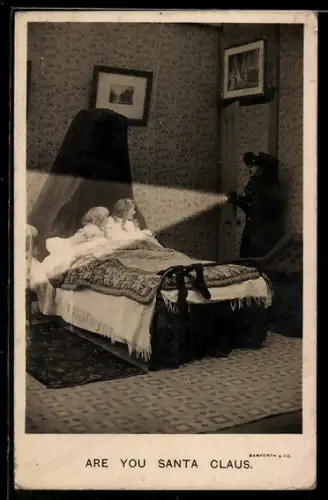 AK Einbrecher wird von Kindern überrascht