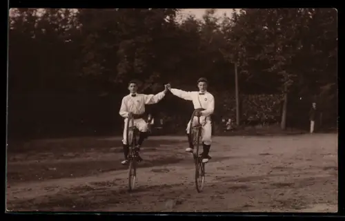 Foto-AK Zwei junge Männer bei akrobatischer Fahrrad-Vorführung