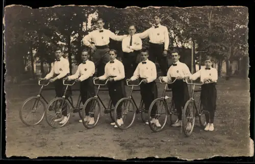 Foto-AK Gruppenaufnahme Fahrrad-Akrobaten, Radsport