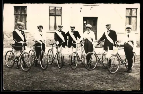 AK Gruppenaufnahmen Frauen und Männer mit ihren Fahrrädern, Akrobat, Radsport