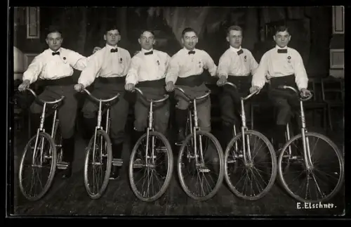 Foto-AK Gruppenaufnahme Fahrrad-Akrobaten, Radsport