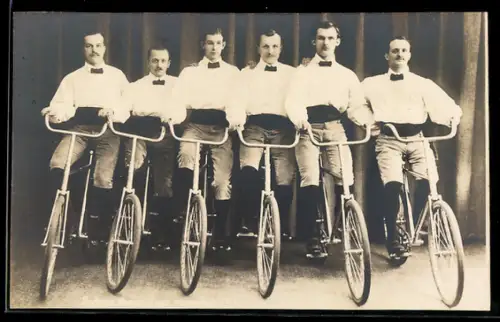 Foto-AK Gruppenaufnahme von sechs Fahrrad-Akrobaten, Radsport