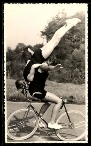 Foto-AK Fahrrad-Akrobaten bei einer Vorführung, Radsport