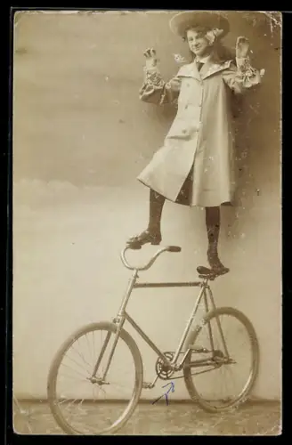 AK Junge Frau bei Fahrrad-Akrobatik, Radsport