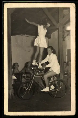 Foto-AK Zwei junge Frauen bei Fahrrad-Akrobatik-Vorführung, Radsport