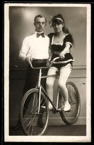 Foto-AK Mann und Frau mit ihrem Fahrrad, Akrobat, Radsport