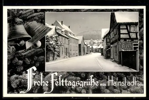 Passepartout-AK Hainstadt /Odenw., Strassenpartie im Winter auf Tannengrün mit Glocken, Weihnachtsgruss