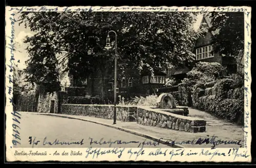 AK Berlin-Frohnau, An der Buche, Gebäude mit Mauer und Brunnenanlage