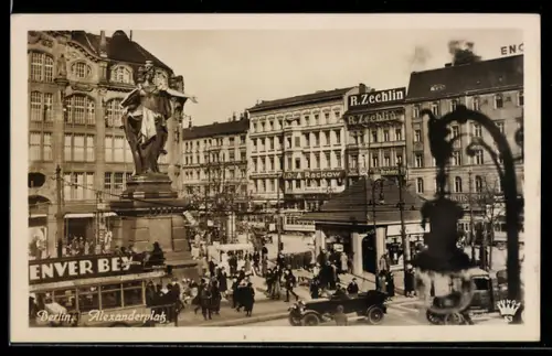 AK Berlin, Alexanderplatz, Partie mit Statue u. Pavillongebäude, Strassenbahn