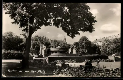 AK Berlin-Prenzlauer Berg, Arnswalder Platz, Brunnenanlage