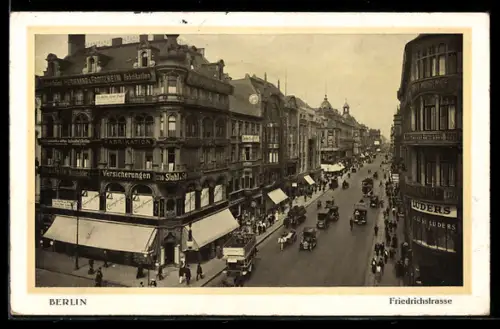AK Berlin, Friedrichstrasse, Strassenszene mit Geschäften und Passanten