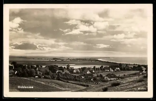 AK Hiddensee, Panoramablick auf Dorf und Küste