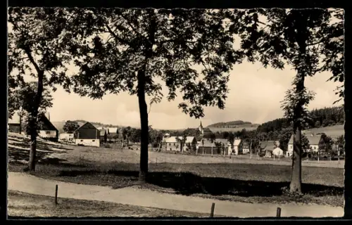 AK Voigtsdorf /Erzgeb., Ortsansicht, Dorf, Kirche, Landschaft