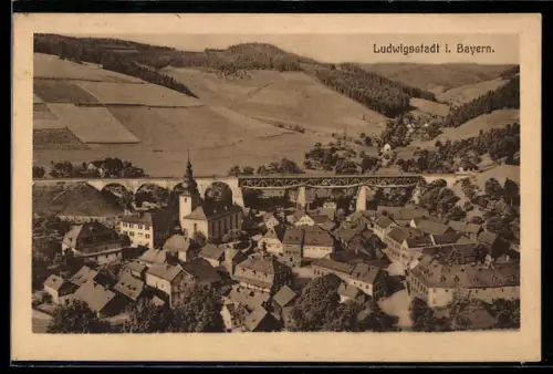 AK Ludwigstadt i. Bayern, Ortsansicht mit Kirche und Eisenbahnbrücke