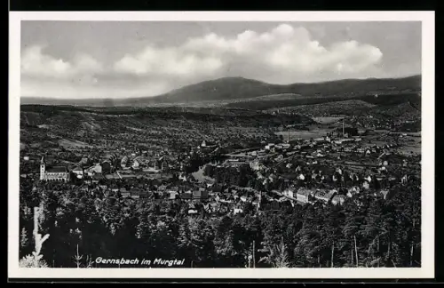 AK Gernsbach im Murgtal, Panoramaansicht des Ortes und umliegender Landschaft