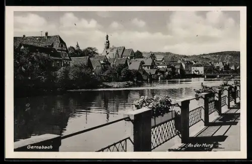 AK Gernsbach, An der Murg, Stadtansicht, Flussufer, Fachwerkhäuser