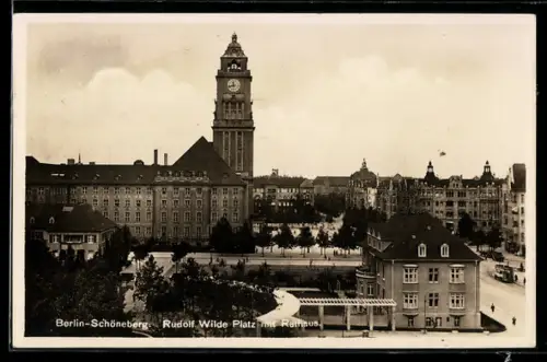 AK Berlin-Schöneberg, Rudolf Wilde Platz mit Rathaus und Strassenbahn