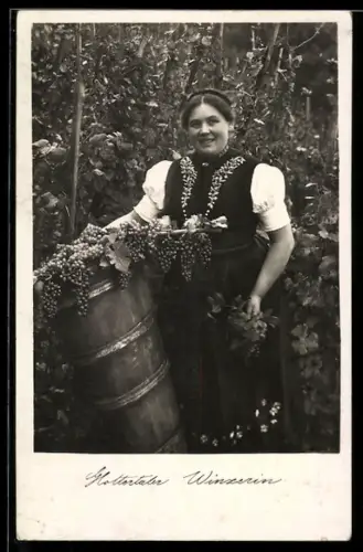 AK Glottertaler Winzerin an den Reben