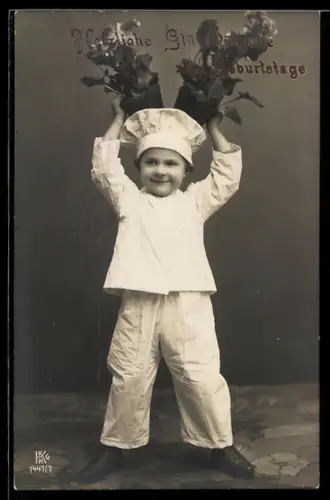 AK Kleiner Koch hebt zwei Pflanzen über seinen Kopf